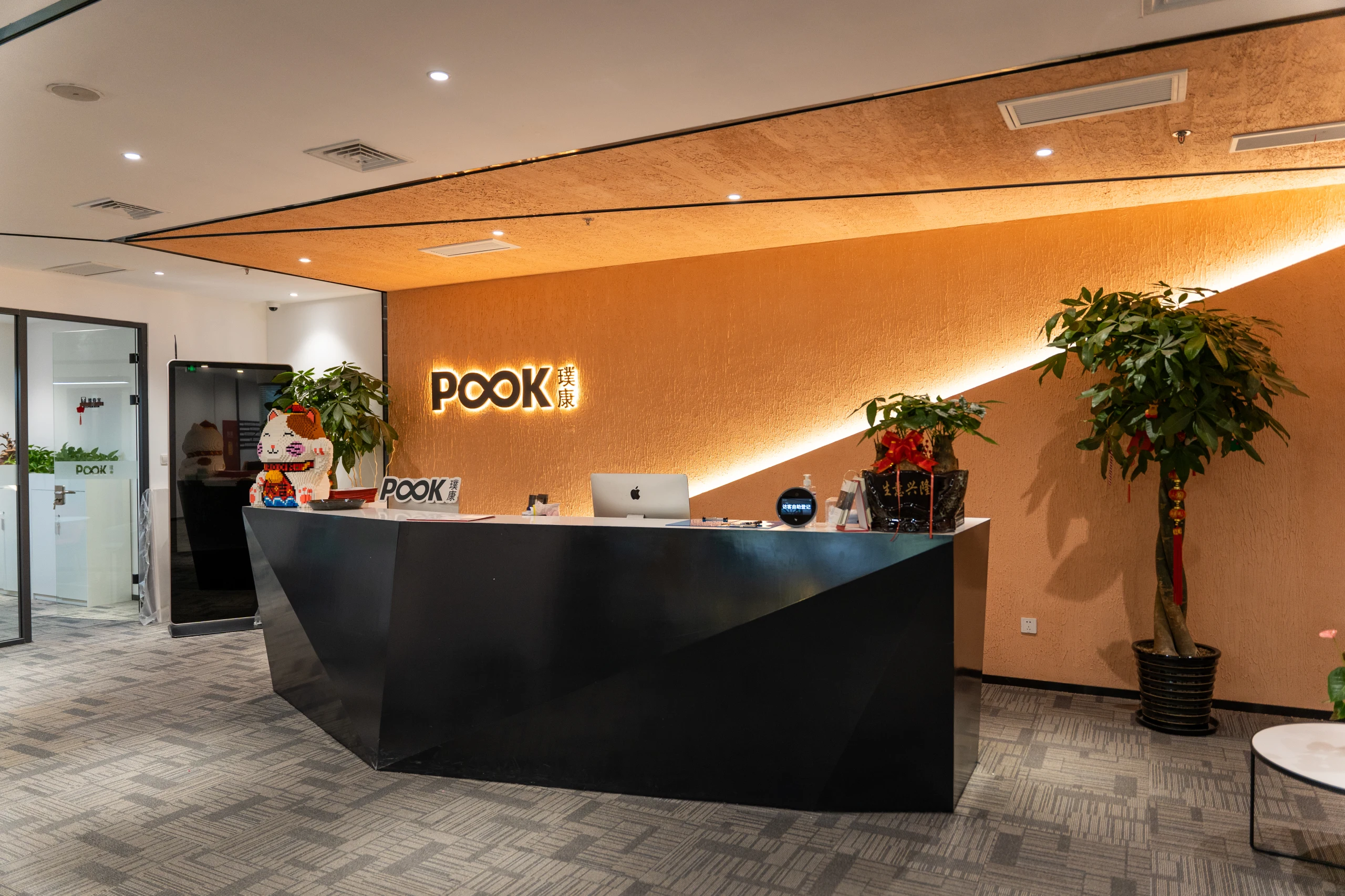 POOK 上海办公前台、发光品牌标识与建筑灯带